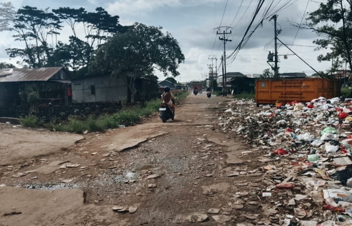 Baru Diaspal Sudah Hancur, Warga Mekar Baru Kubu Raya Bongkar Fakta di Lapangan