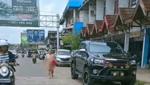 Pengguna Jalan Terkejut, Wanita Telanjang Berjalan di Sudirman Sanggau