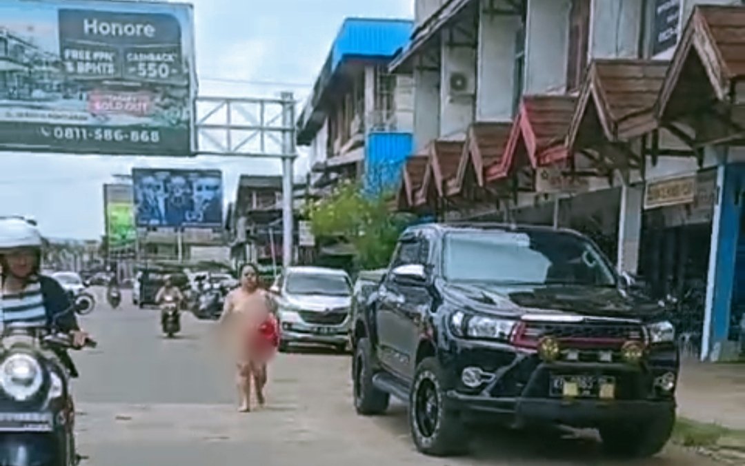 Pengguna Jalan Terkejut, Wanita Telanjang Berjalan di Sudirman Sanggau