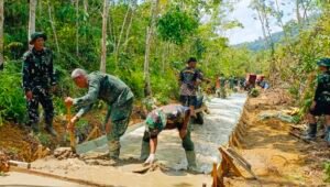 Diguyur Hujan Terus, Satgas TMMD Tetap Kebut Jalan Beton di Mempawah