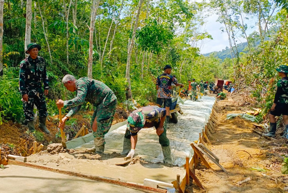 Diguyur Hujan Terus, Satgas TMMD Tetap Kebut Jalan Beton di Mempawah