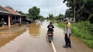 Hujan Deras Bikin Sungai Meluap, Akses Warga Teraju Barat Terendam Air