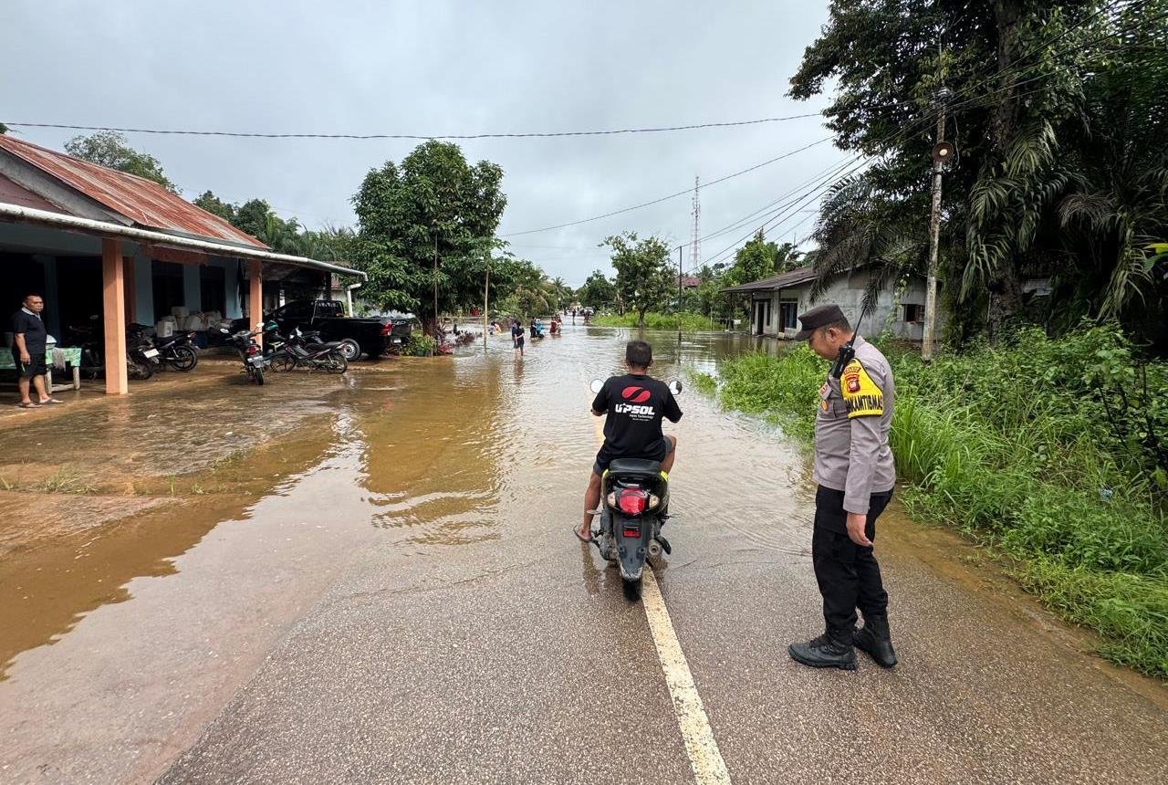 Hujan Deras Bikin Sungai Meluap, Akses Warga Teraju Barat Terendam Air