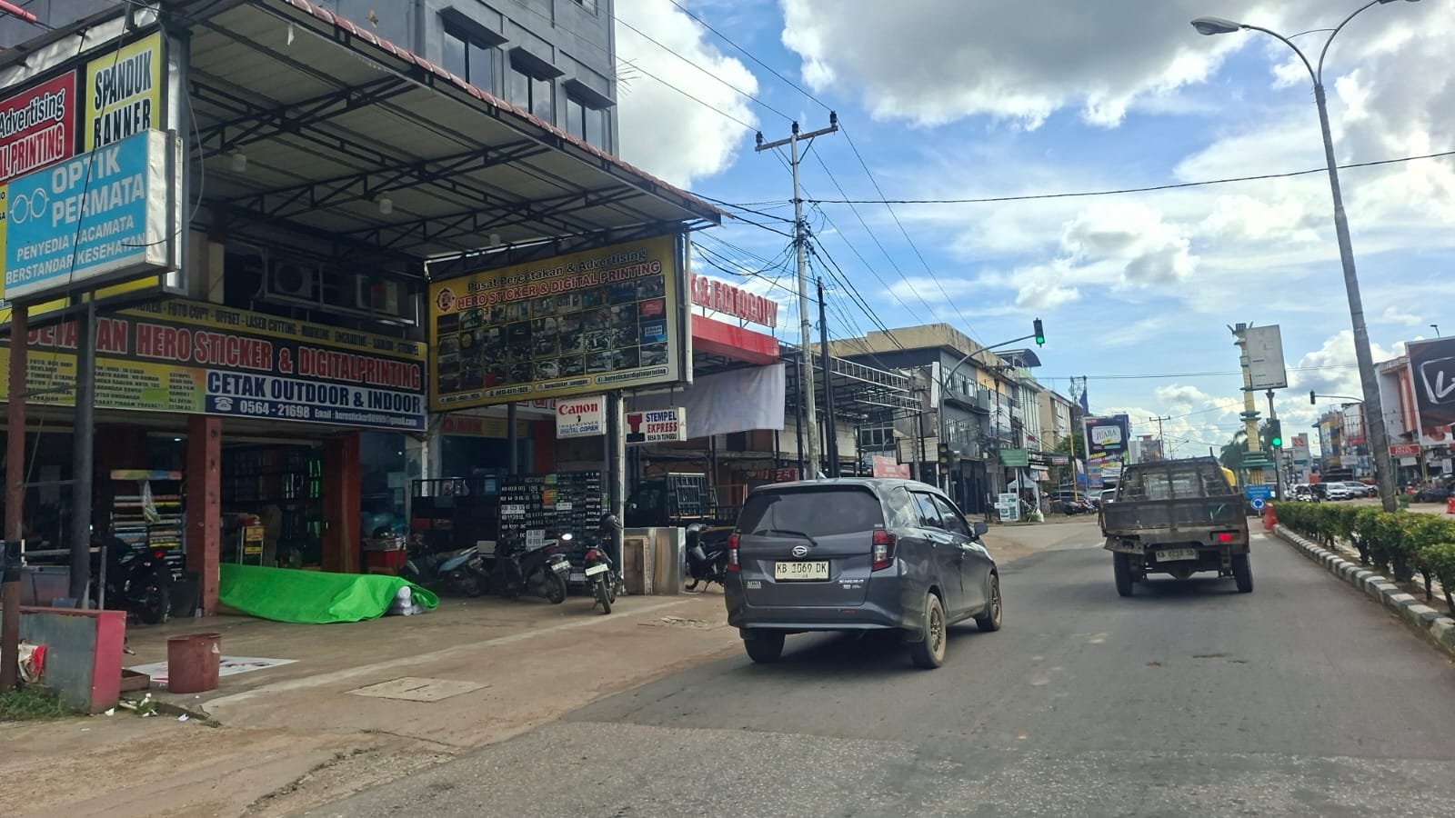 Sempat Dihentikan, Pembangunan Kanopi Ini Jalan Lagi, Warga Sanggau Pertayakan Izin 1 Sempat Dihentikan, Pembangunan Kanopi Ini Jalan Lagi, Warga Sanggau Pertayakan Izin