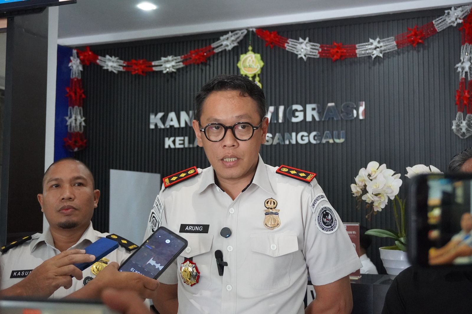 Warga Desa Kini Bisa Laporkan Orang Asing, Program Baru Imigrasi Sanggau di Melawi
