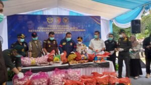 Peredaran Pangan Ilegal Dibongkar, Satgas Gakkum Lundu Lakukan Pemusnahan