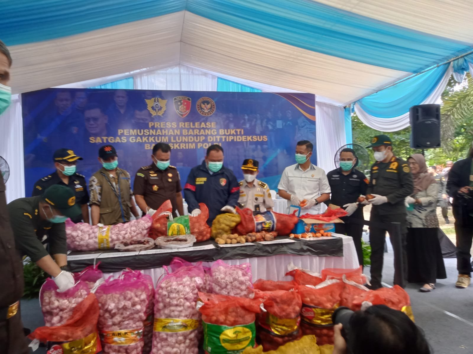 Peredaran Pangan Ilegal Dibongkar, Satgas Gakkum Lundu Lakukan Pemusnahan 1 Peredaran Pangan Ilegal Dibongkar, Satgas Gakkum Lundu Lakukan Pemusnahan