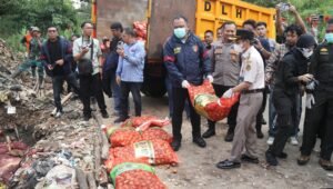 Bareskrim Musnahkan 20 Ton Bawang Ilegal dari Malaysia