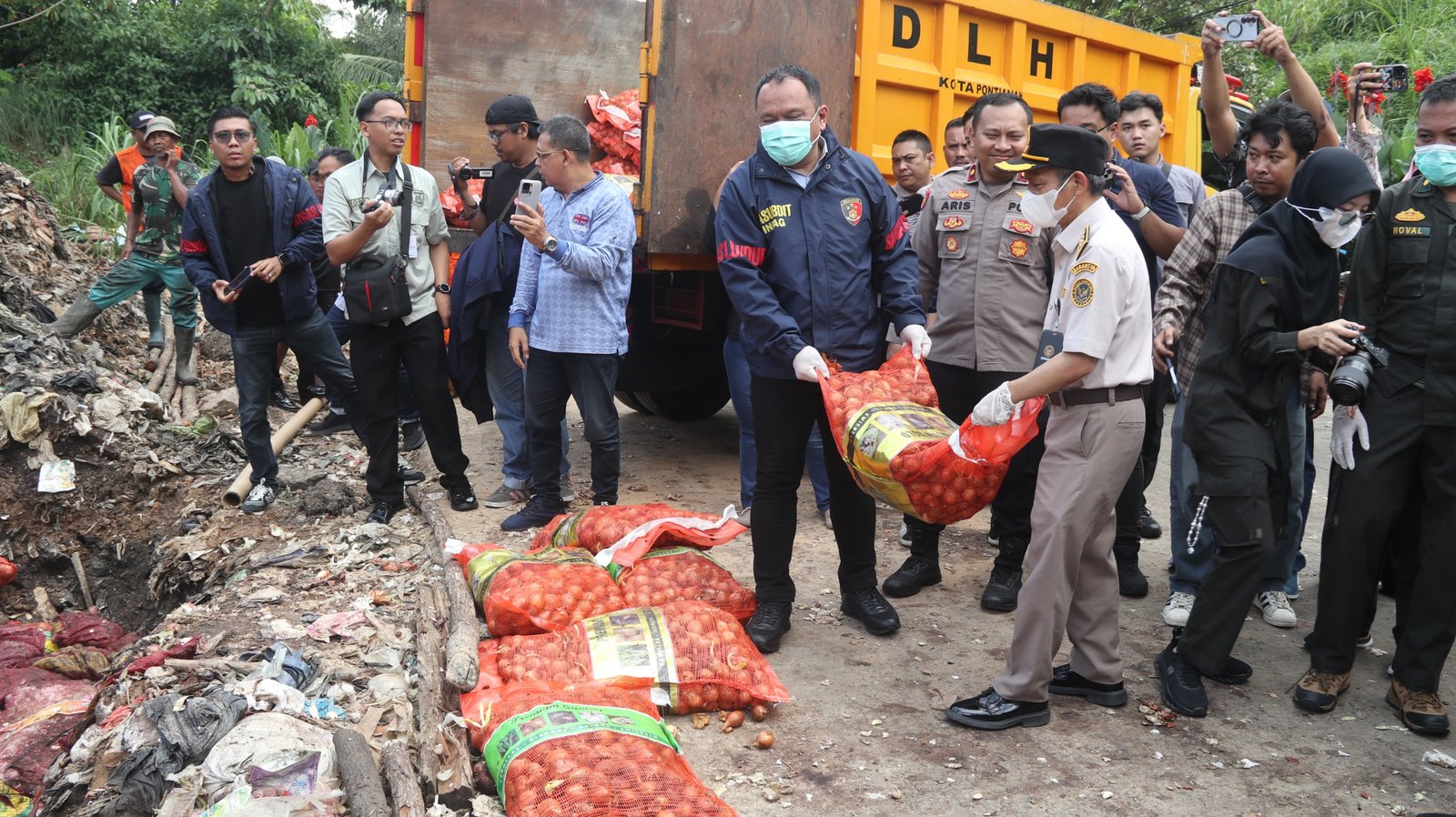 Bareskrim Musnahkan 20 Ton Bawang Ilegal dari Malaysia 1 Bareskrim Musnahkan 20 Ton Bawang Ilegal dari Malaysia