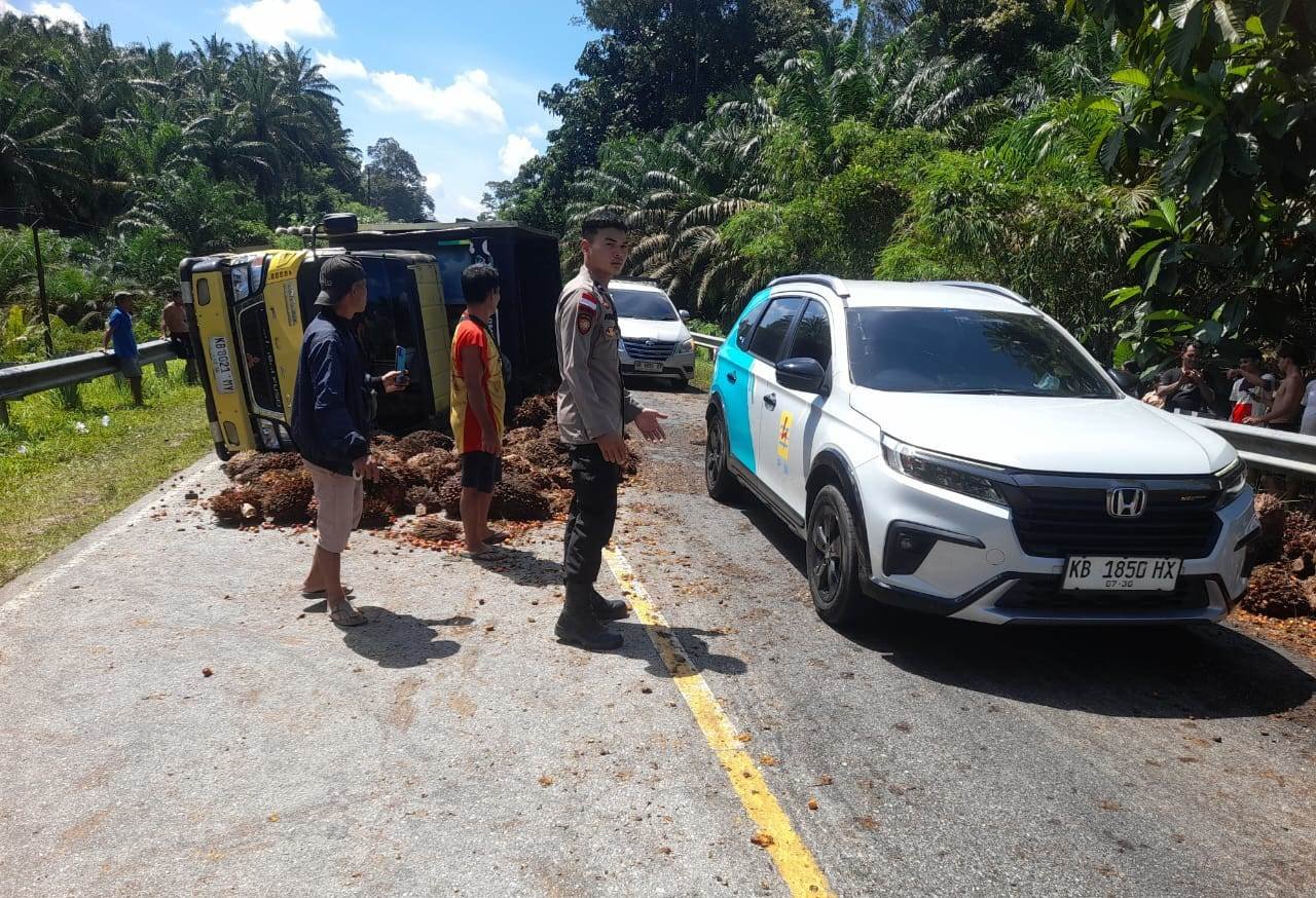 Truk Sawit Terbalik di Jalur Batang Tarang-Tayan Hulu, Ini Penyebabnya