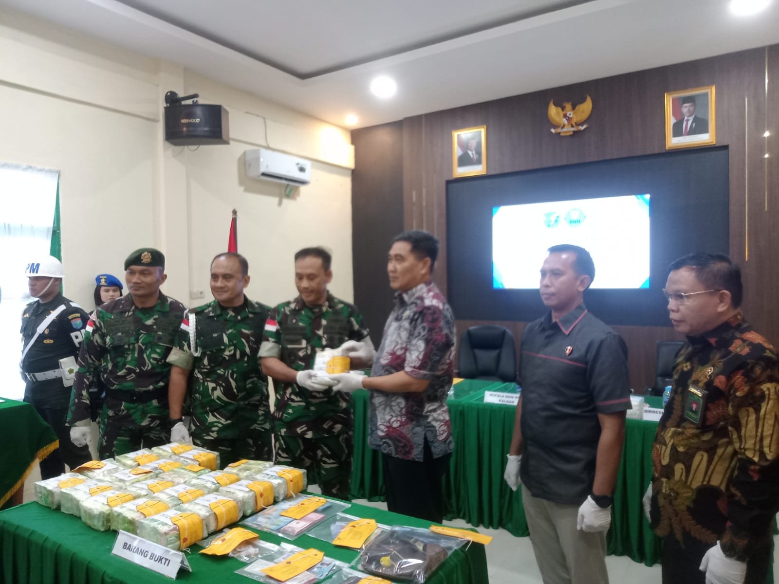 Warga Malaysia Ditangkap 21,4 Kg Sabu Gagal Diselundupkan di Entikong 1 Warga Malaysia Ditangkap 21,4 Kg Sabu Gagal Diselundupkan di Entikong