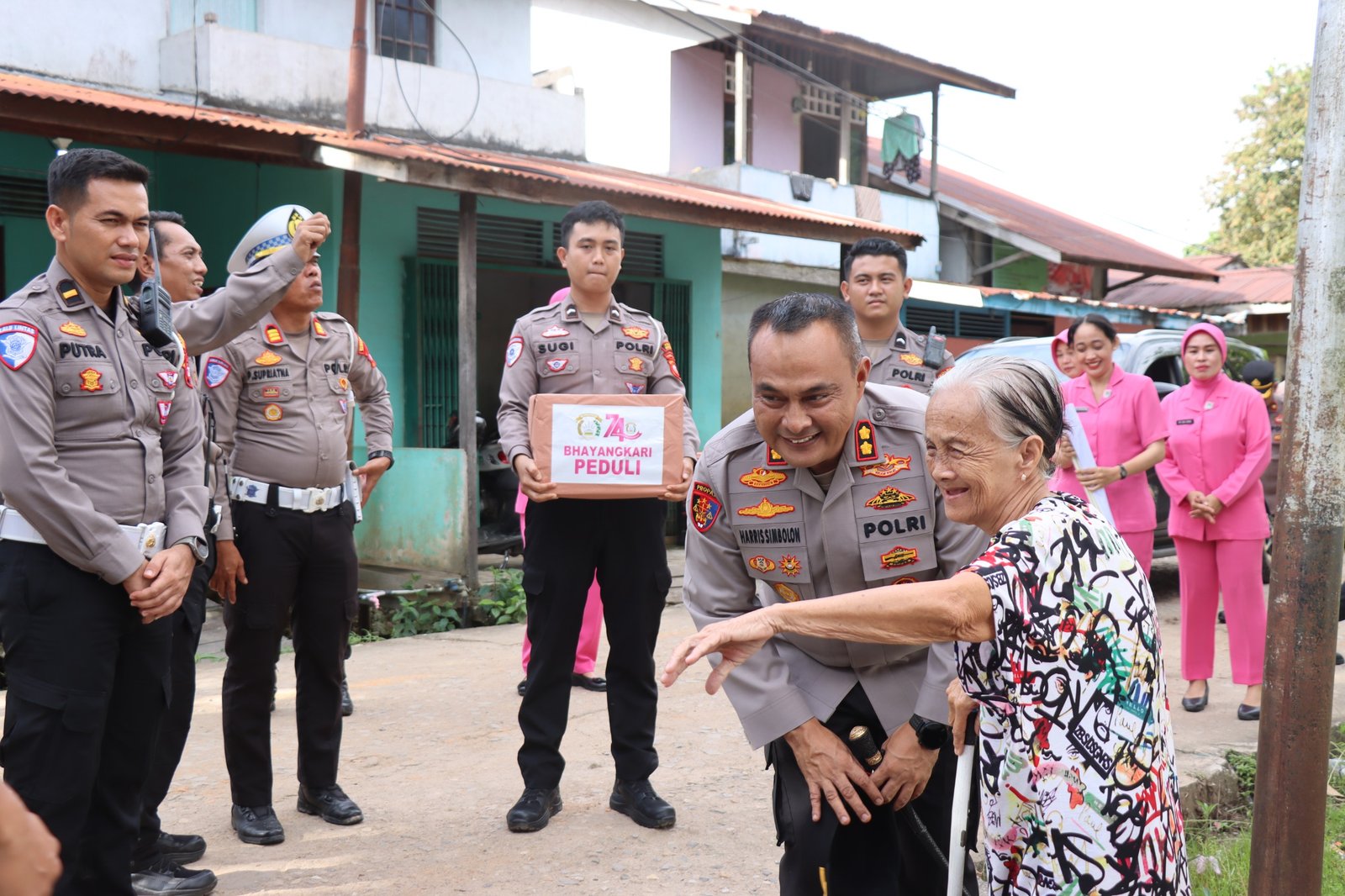 Peringati Hari Bhayangkara, Polres Melawi Berbagi Bantuan untuk Masyarakat 1 Peringati Hari Bhayangkara, Polres Melawi Berbagi Bantuan untuk Masyarakat