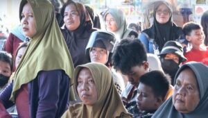 Suasana Membludak di Selakau, Warga Berbondong-Bondong Datangi Pasar Murah
