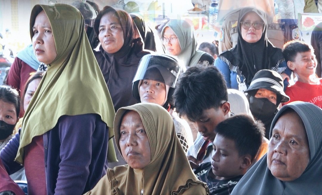 Suasana Membludak di Selakau, Warga Berbondong-Bondong Datangi Pasar Murah