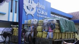 Bea Cukai dan Polda Kalbar Bongkar Penyelundupan Pakaian Bekas Impor ke Jakarta