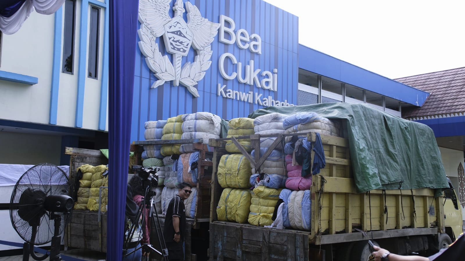 Bea Cukai dan Polda Kalbar Bongkar Penyelundupan Pakaian Bekas Impor ke Jakarta