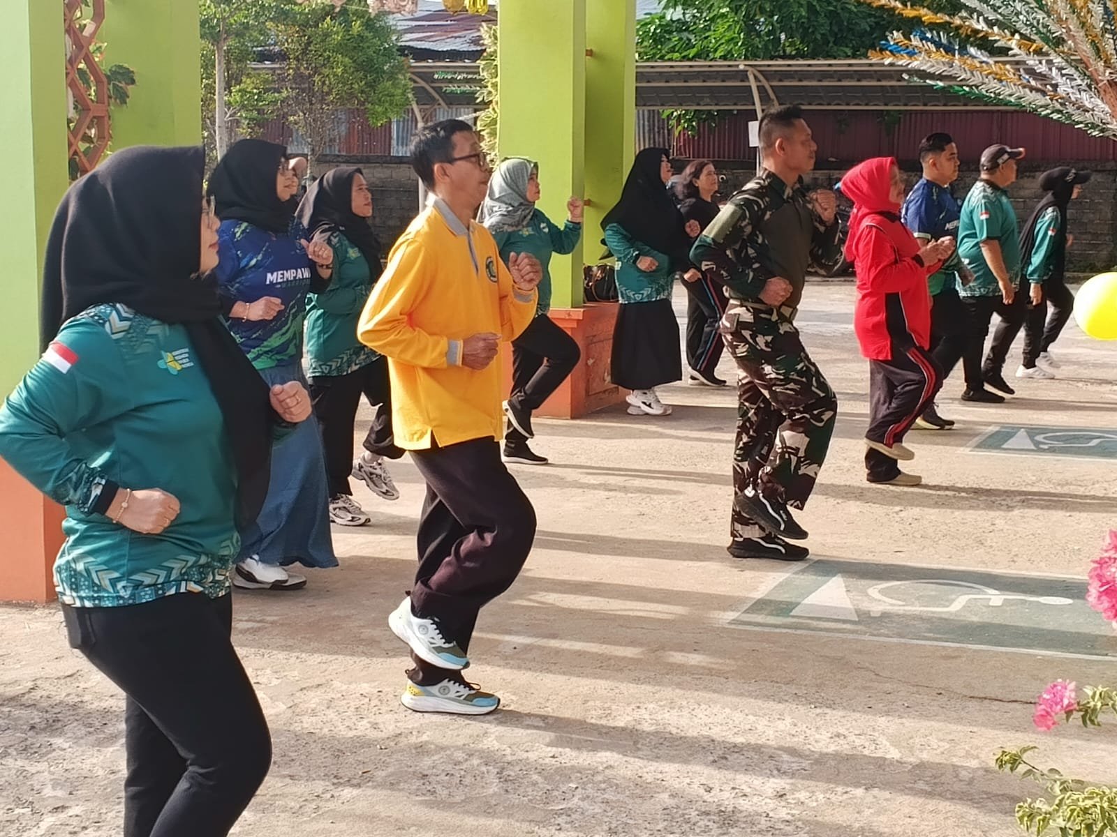 Danramil Sungai Pinyuh Turun Langsung, Ratusan Warga Padati Gerak Sehat HUT BPJS Kesehatan