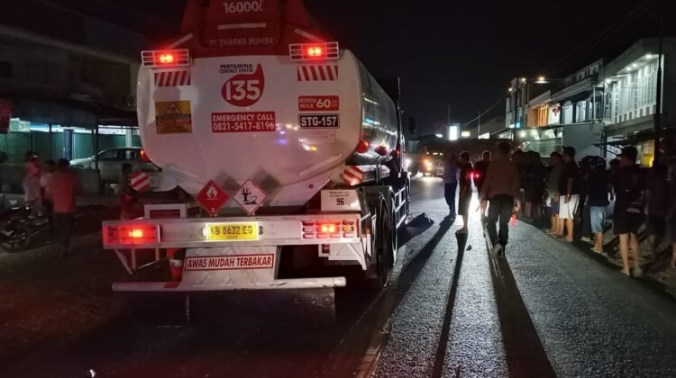 Kecelakaan Maut Motor vs Truk Tangki Pertamina Gegerkan Warga Sosok