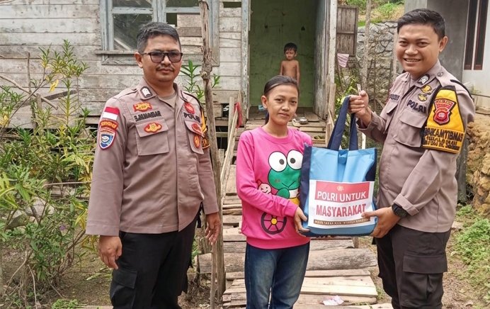 Polsek Tayan Hilir Bagikan Sembako ke Warga Terdampak Kabut Asap