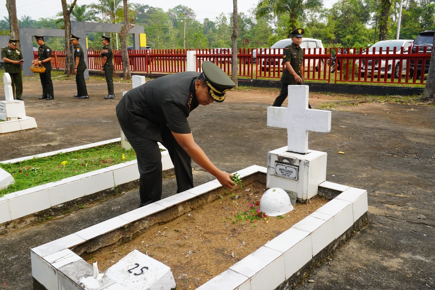 Ada Pesan Penting Dandim Sanggau Saat Ziarah Makam Pahlawan